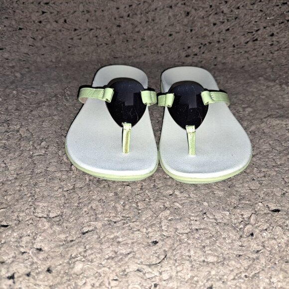 VIONIC-Thongs/Flip Flops-Pale Green Patent/Silver Medallion-Sz 36-5/6-Excellent - Picture 3 of 8